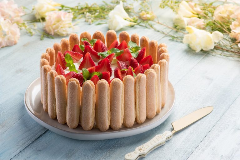 Voćna torta sa jagodama i piškotama