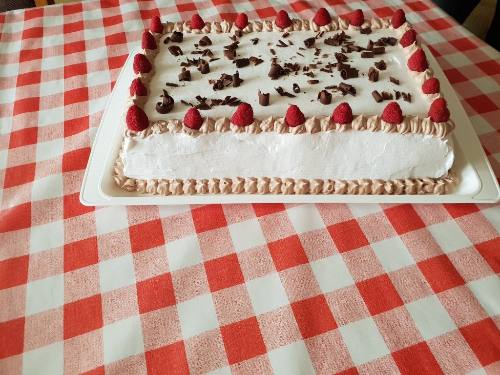 Voćna torta sa piškotama i malinama