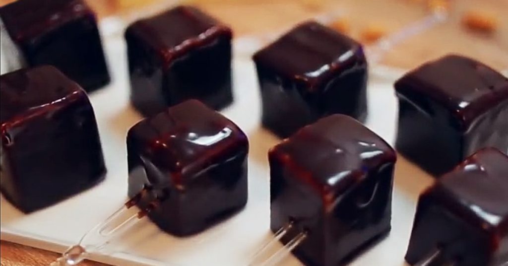 Čokoladne kockice sa puterom od kikirikija