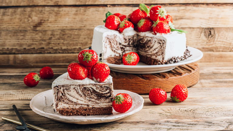 Prolećna mramorna torta sa jagodama