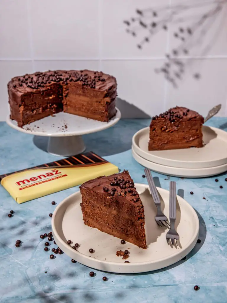 dva parčeta slasne menaž čokoladne torte