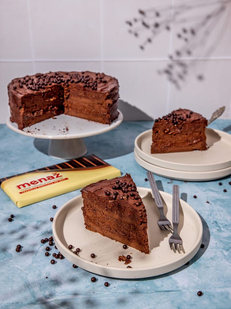 dva parčeta slasne menaž čokoladne torte